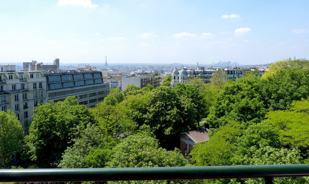 Вид из окна на улицу