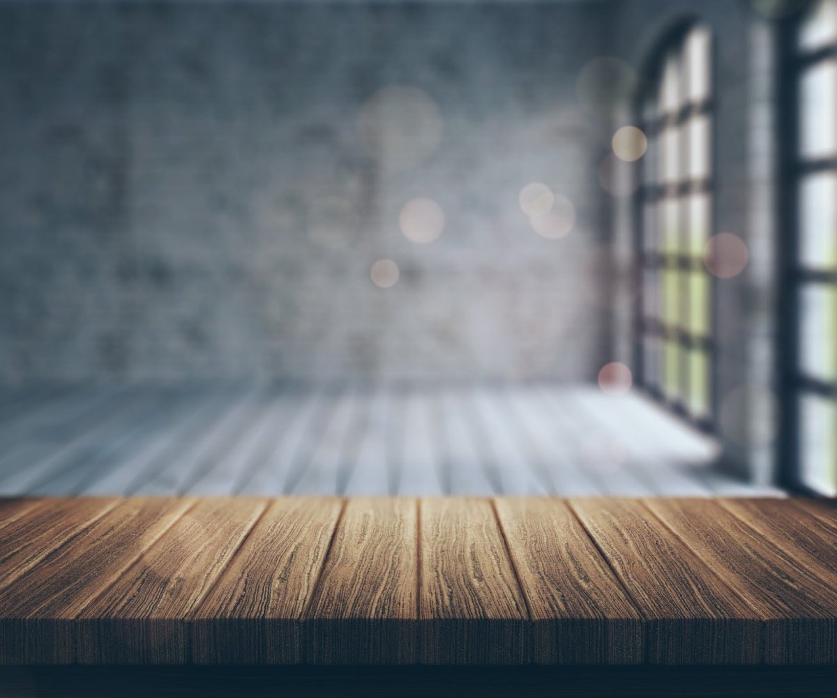 Стол у стены