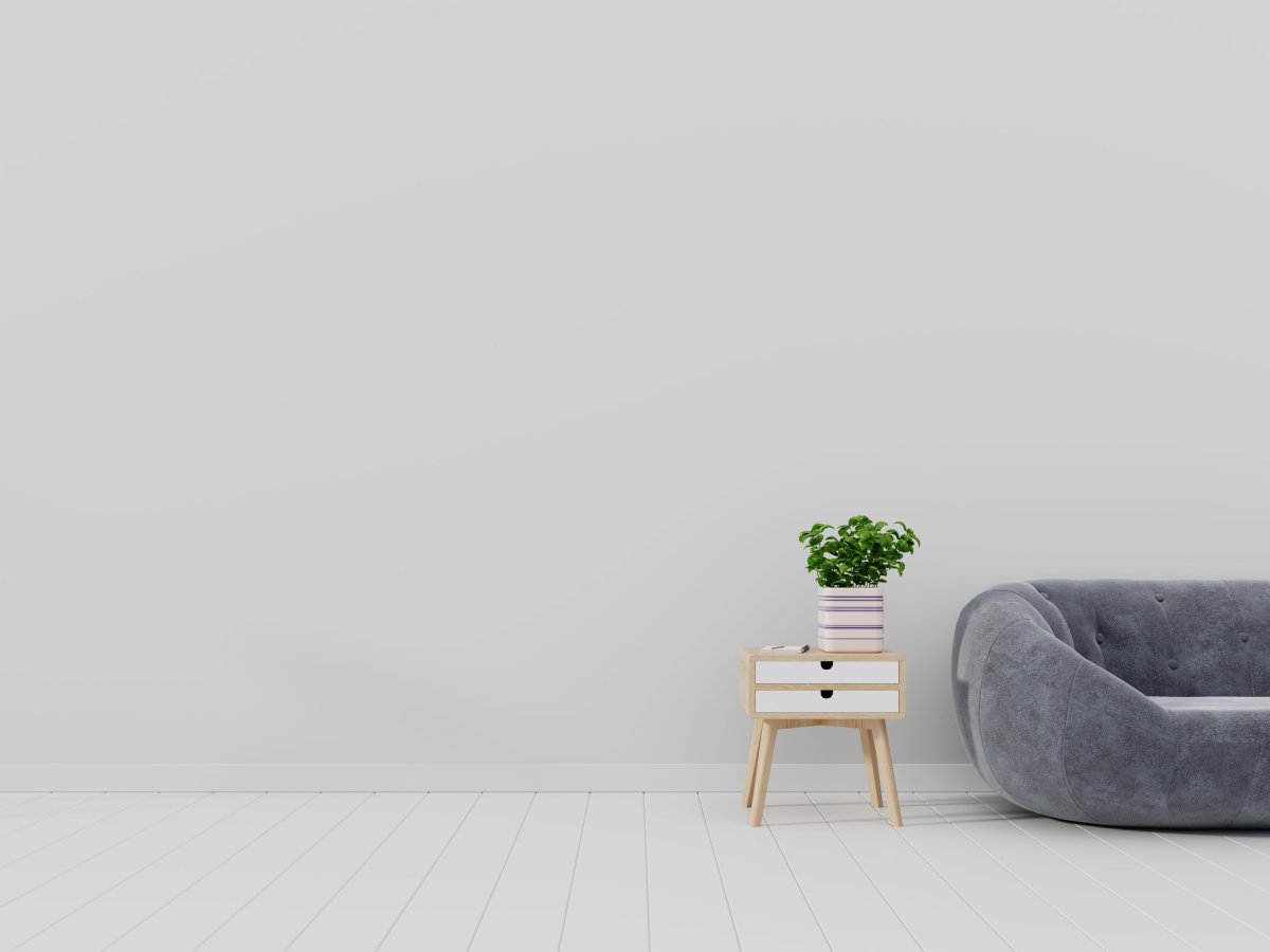 Кресло на фоне стены