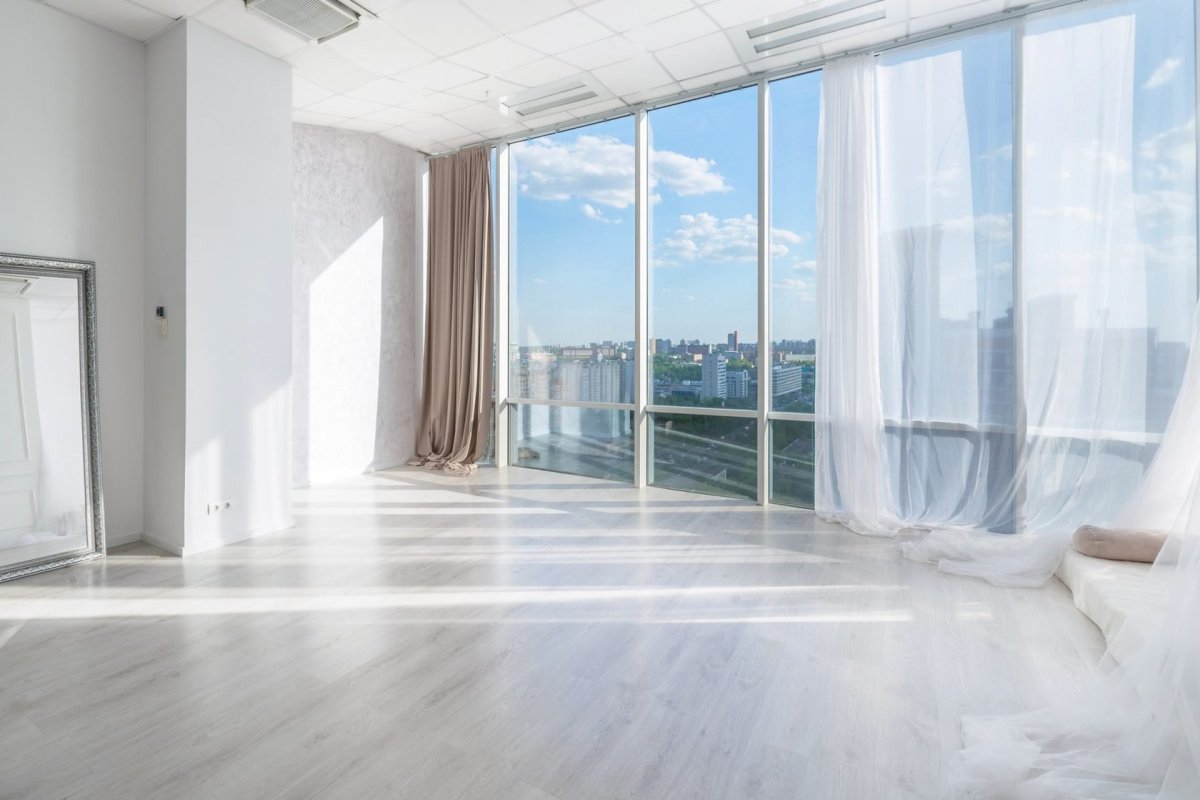 Светлая комната с окном