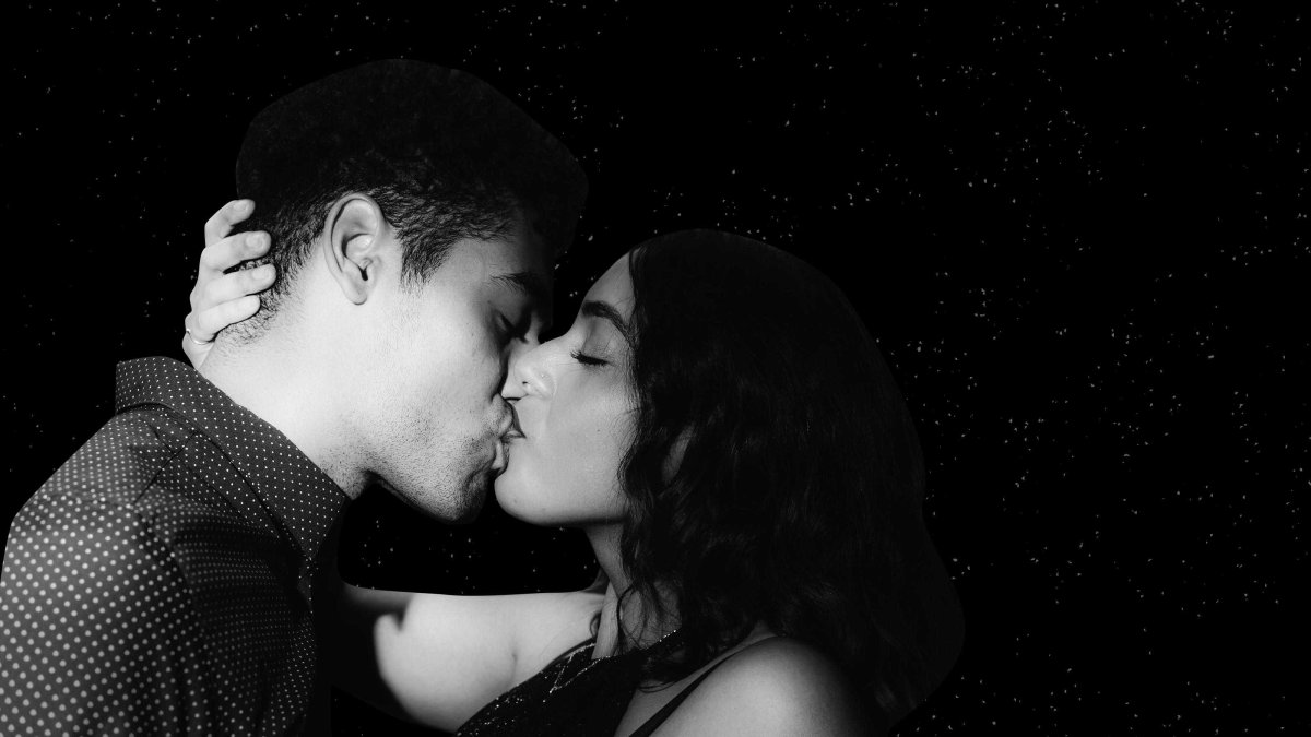 Страстный поцелуй