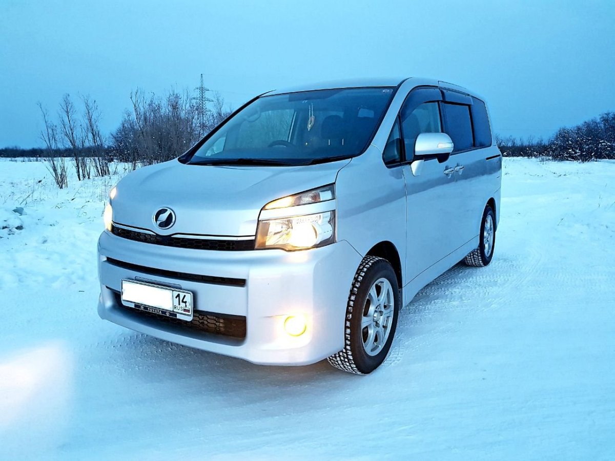 Toyota Voxy 2010