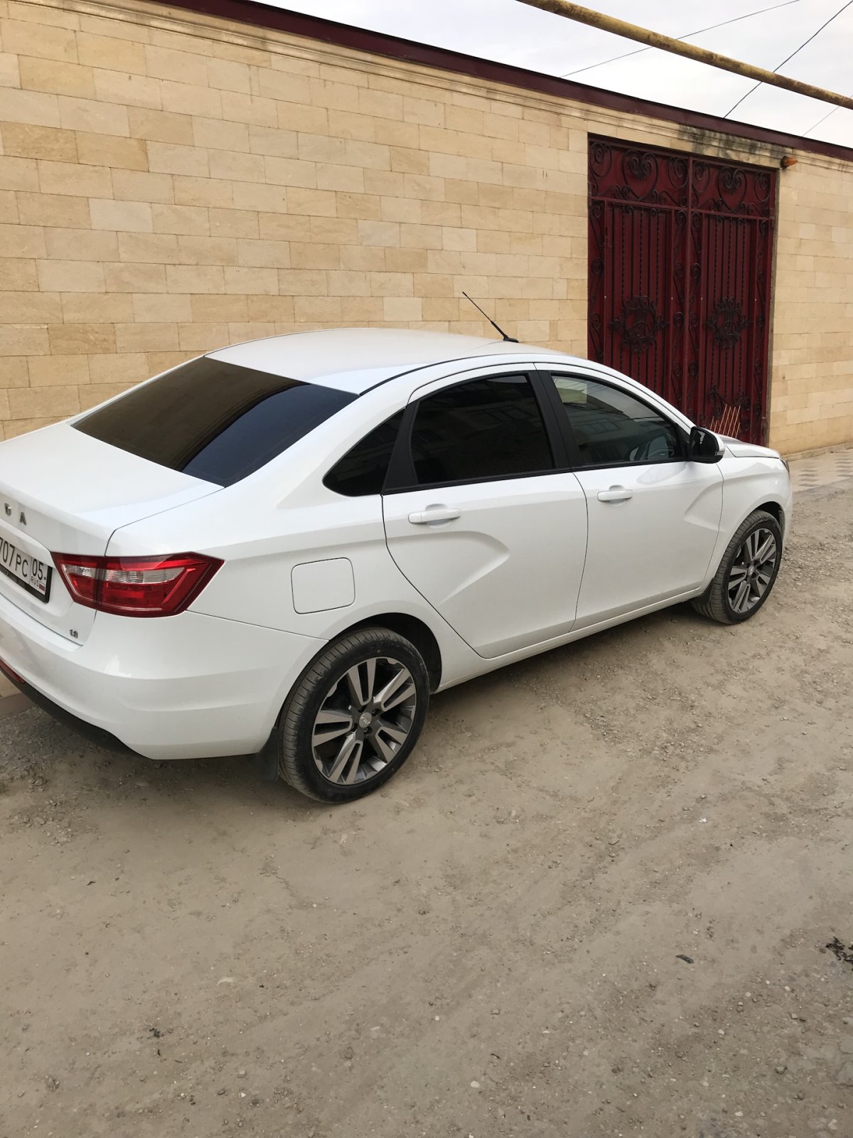 Лада Веста белая Black