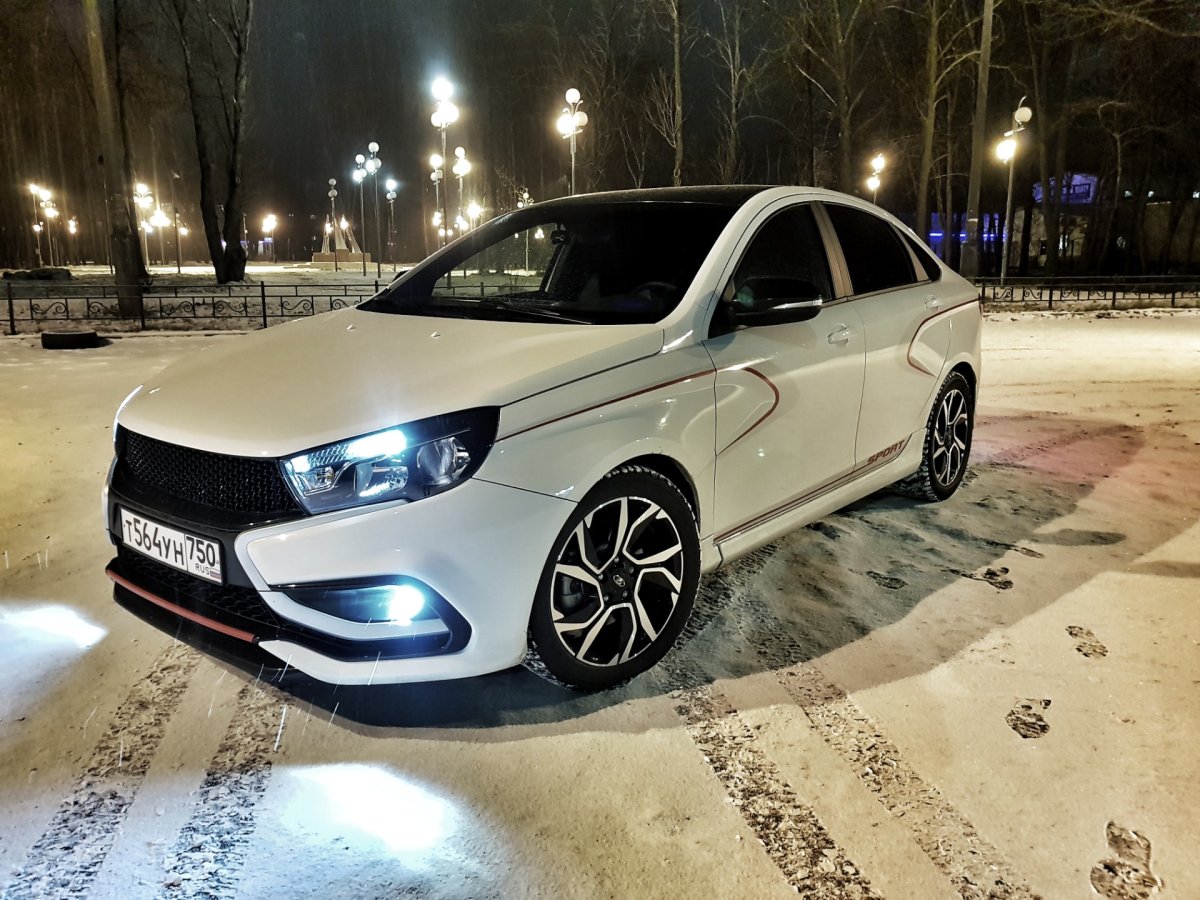 Лада Веста спорт белая