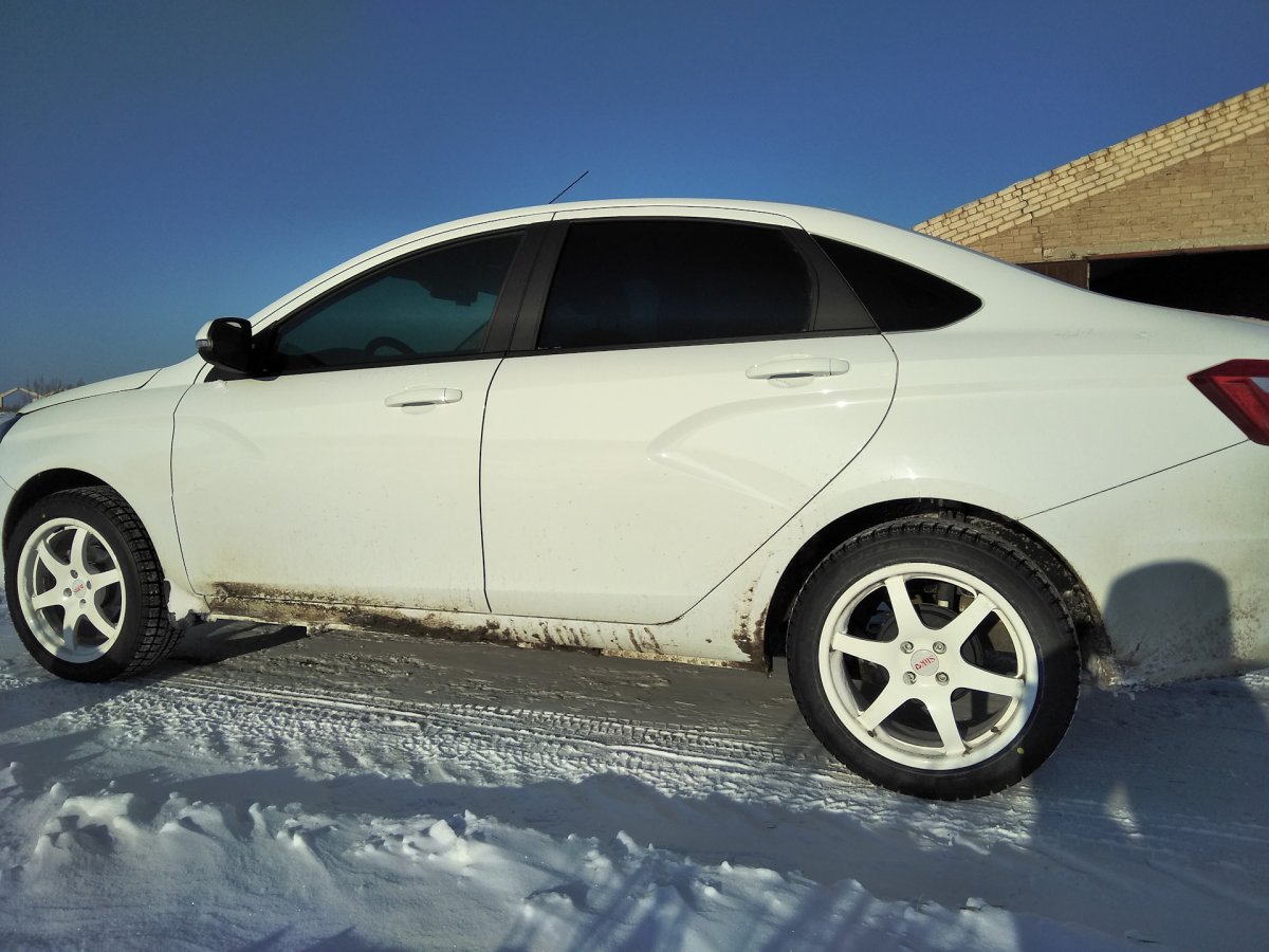 Белая Лада Веста на дисках r15