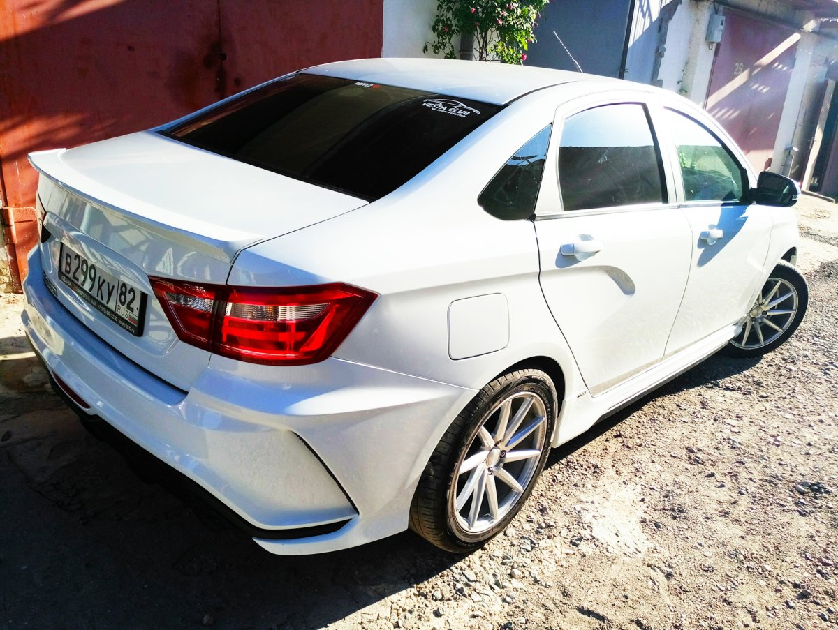 Лада Веста белая тюнинговая