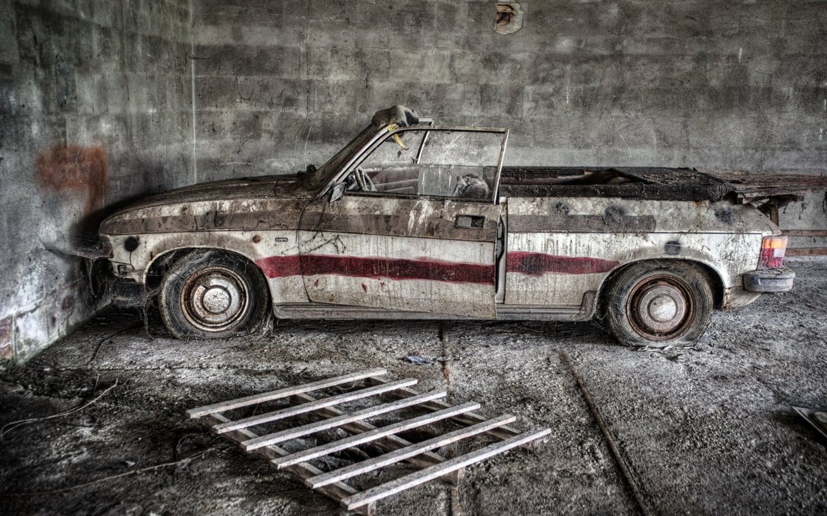 Авто на фоне кирпича