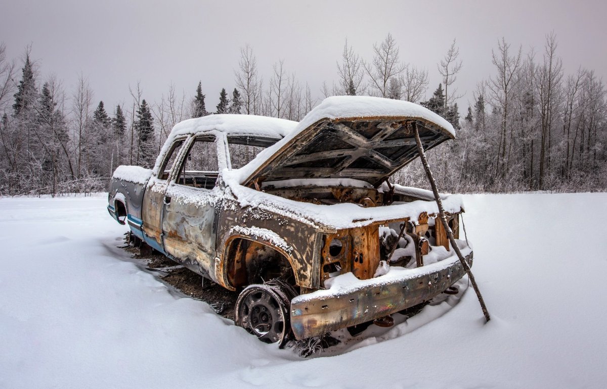 Заброшенная машина в снегу
