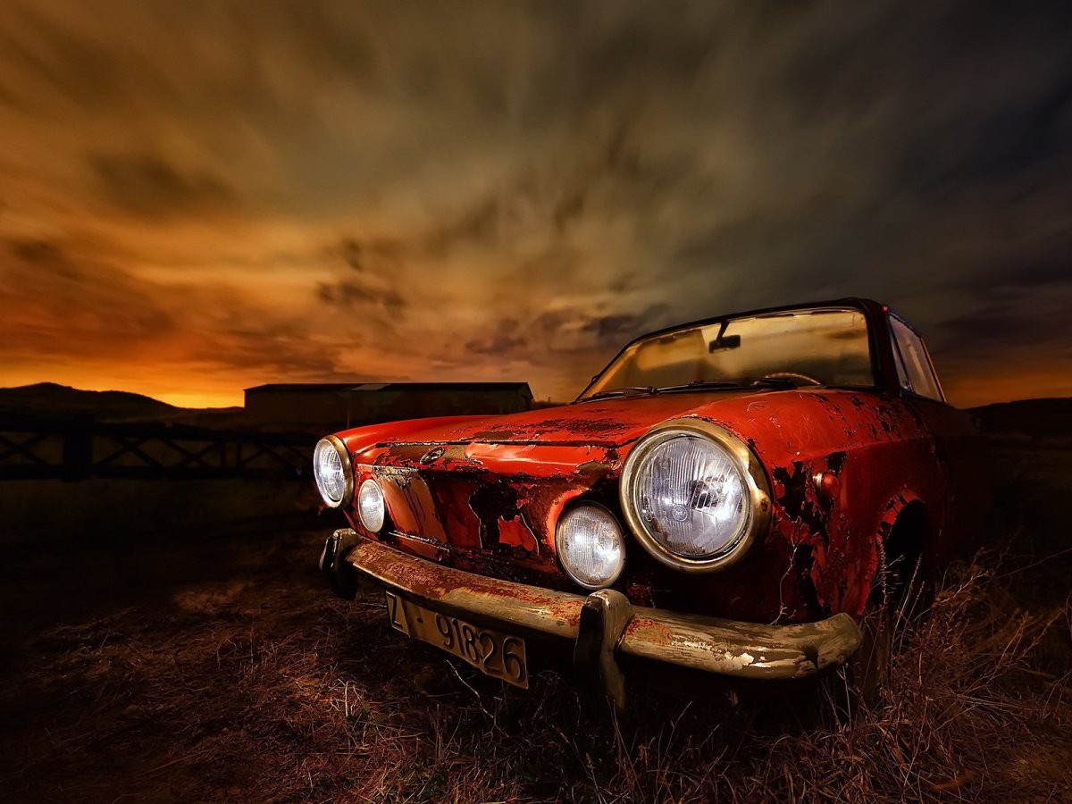 Машины старые на красивом фоне