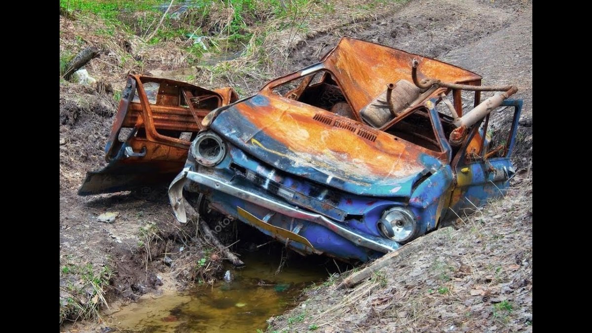 Старая сломанная машина