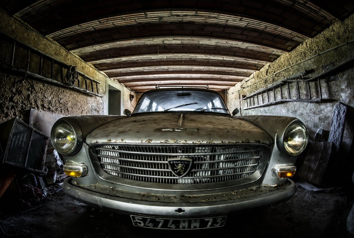 Машина в гараже