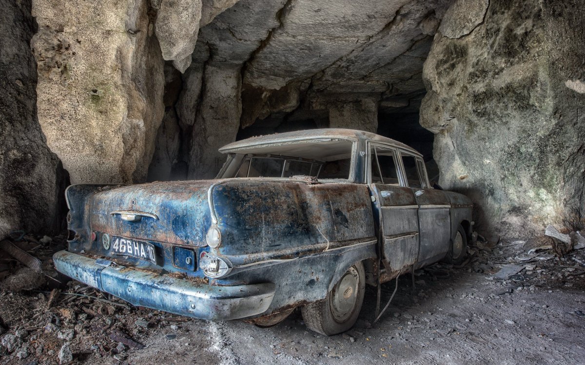 Авто на фоне развалин древних