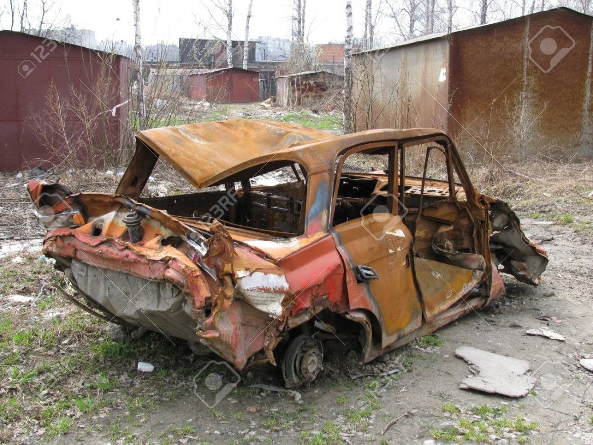 Старые разбитые автомобили