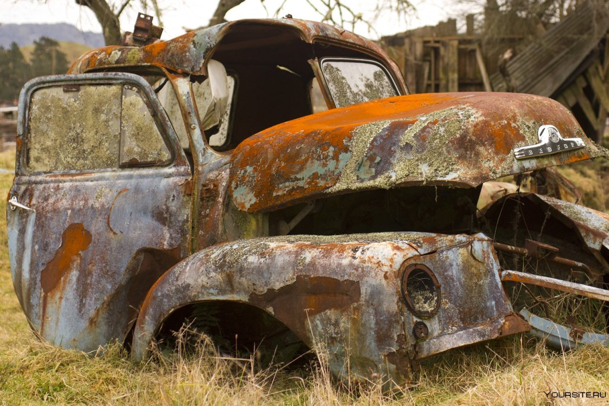 Старая ржавая машина