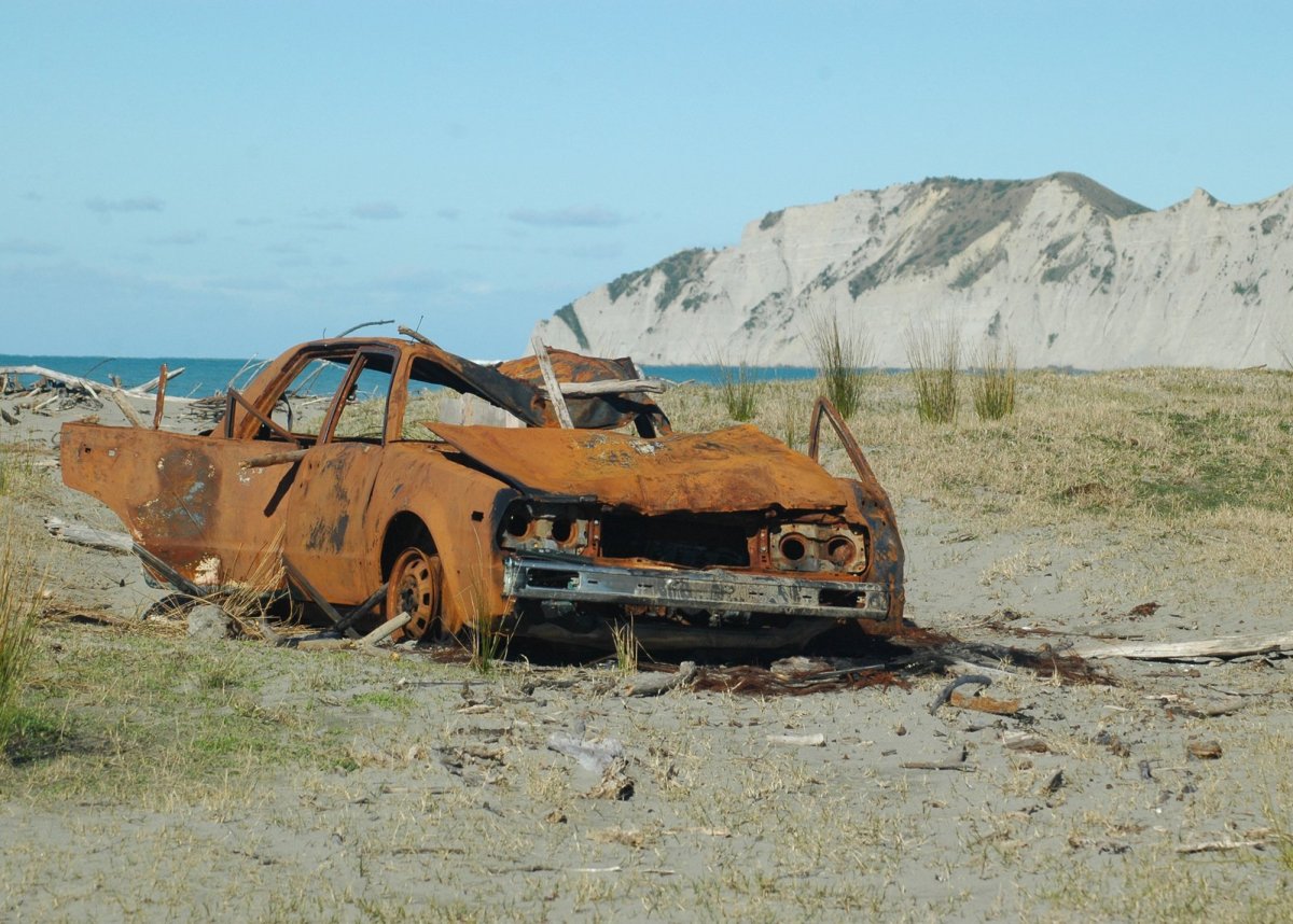 Разбитые ржавые машины