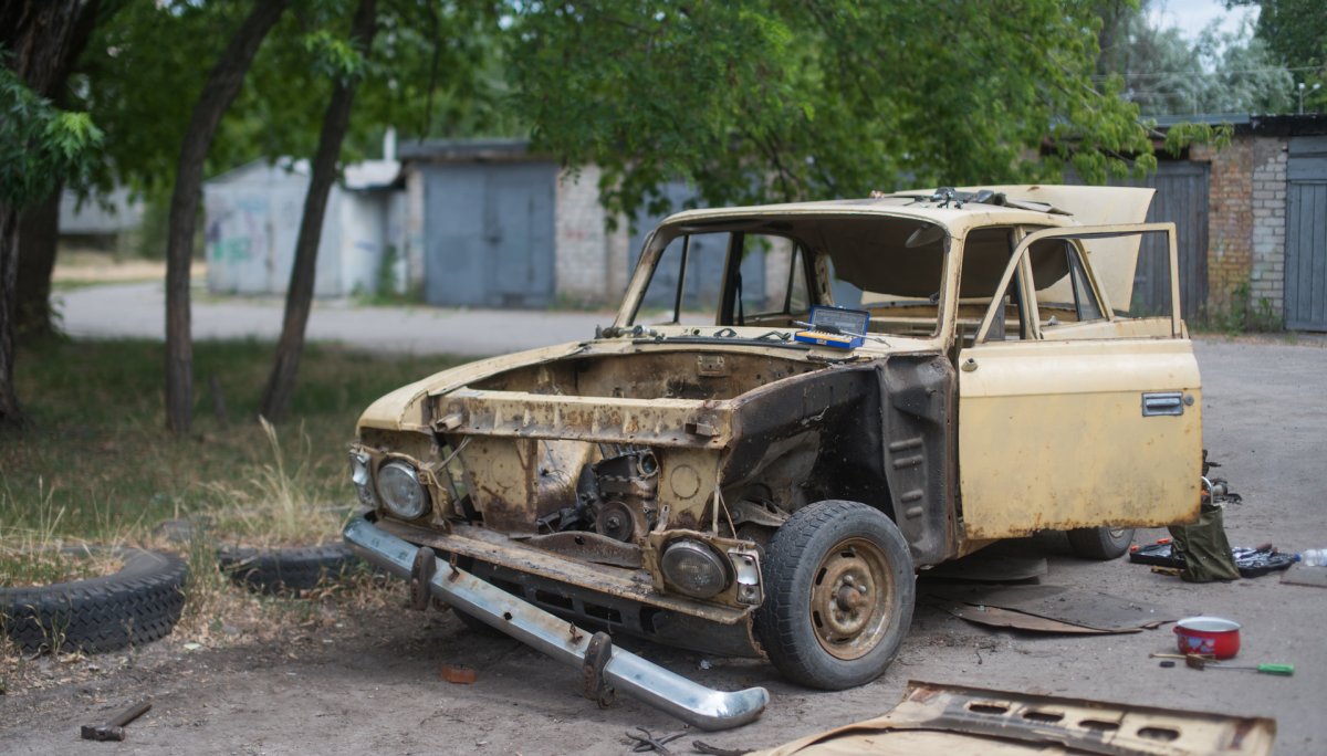 Раздолбанный Москвич 2140