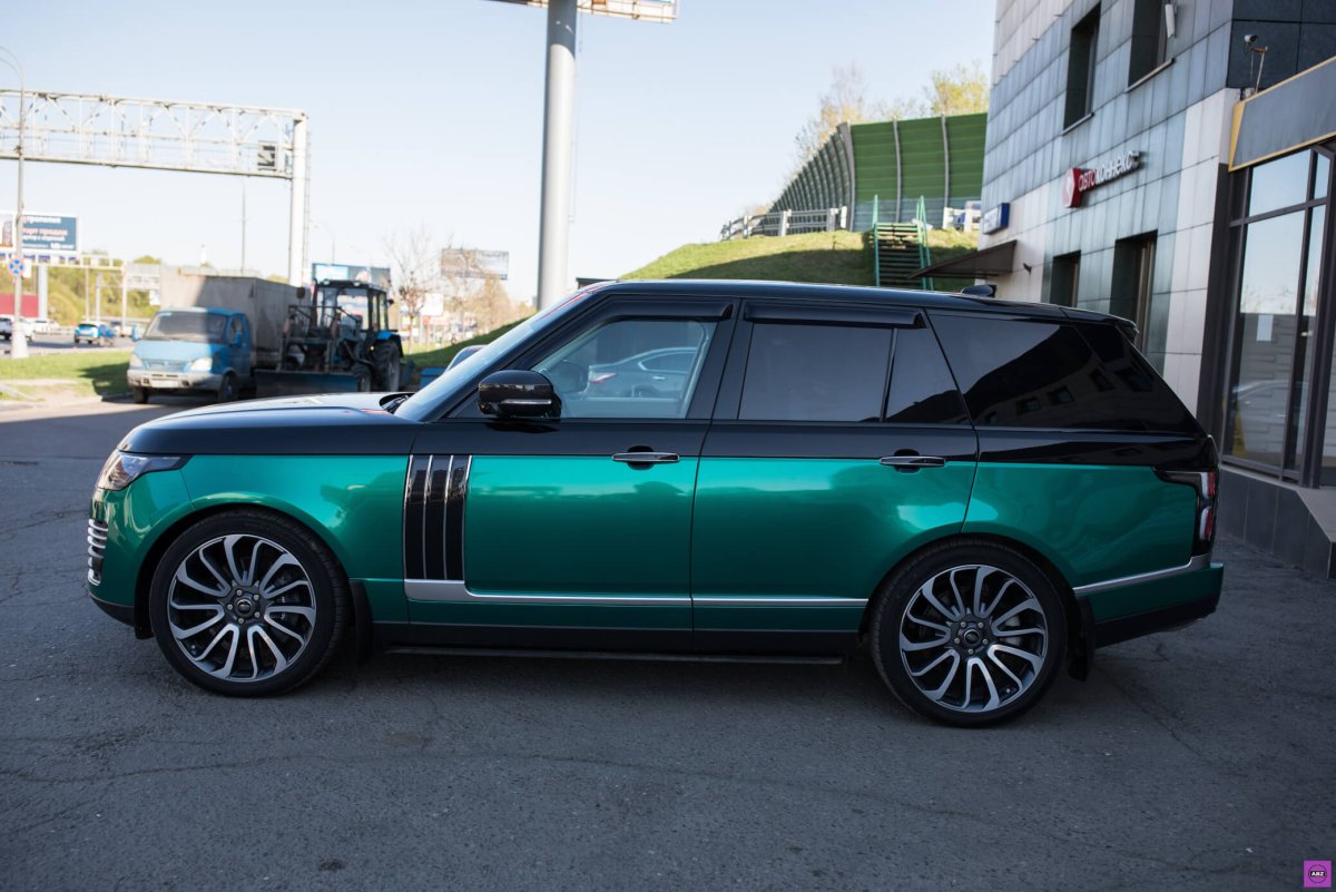 Рендж Ровер изумрудного цвета