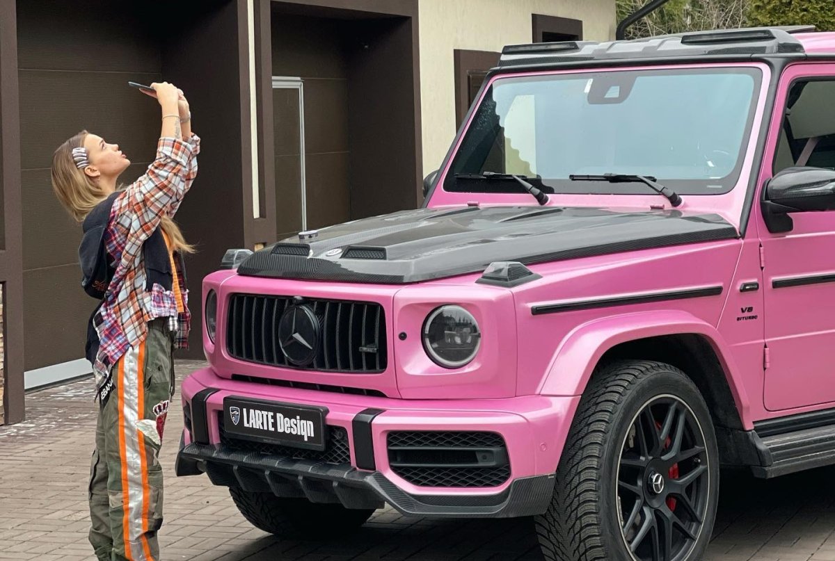 Блоггер с розовым ГЕЛИКОМ