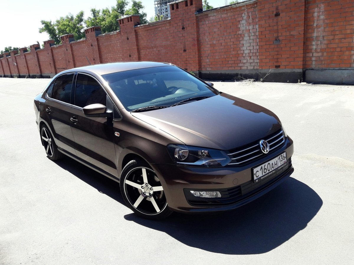 Черный VW Polo r17