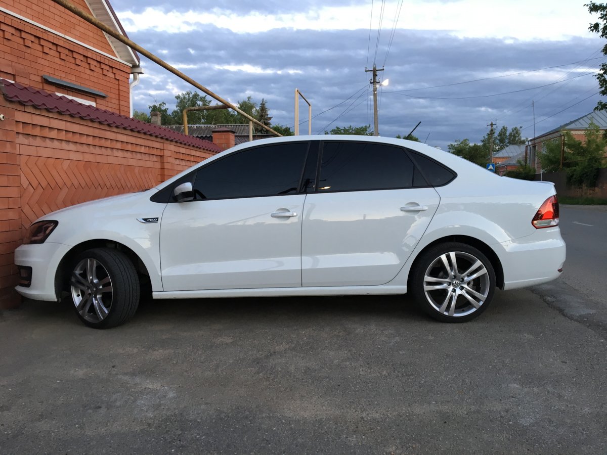 Белый тюнингованный Фольксваген поло