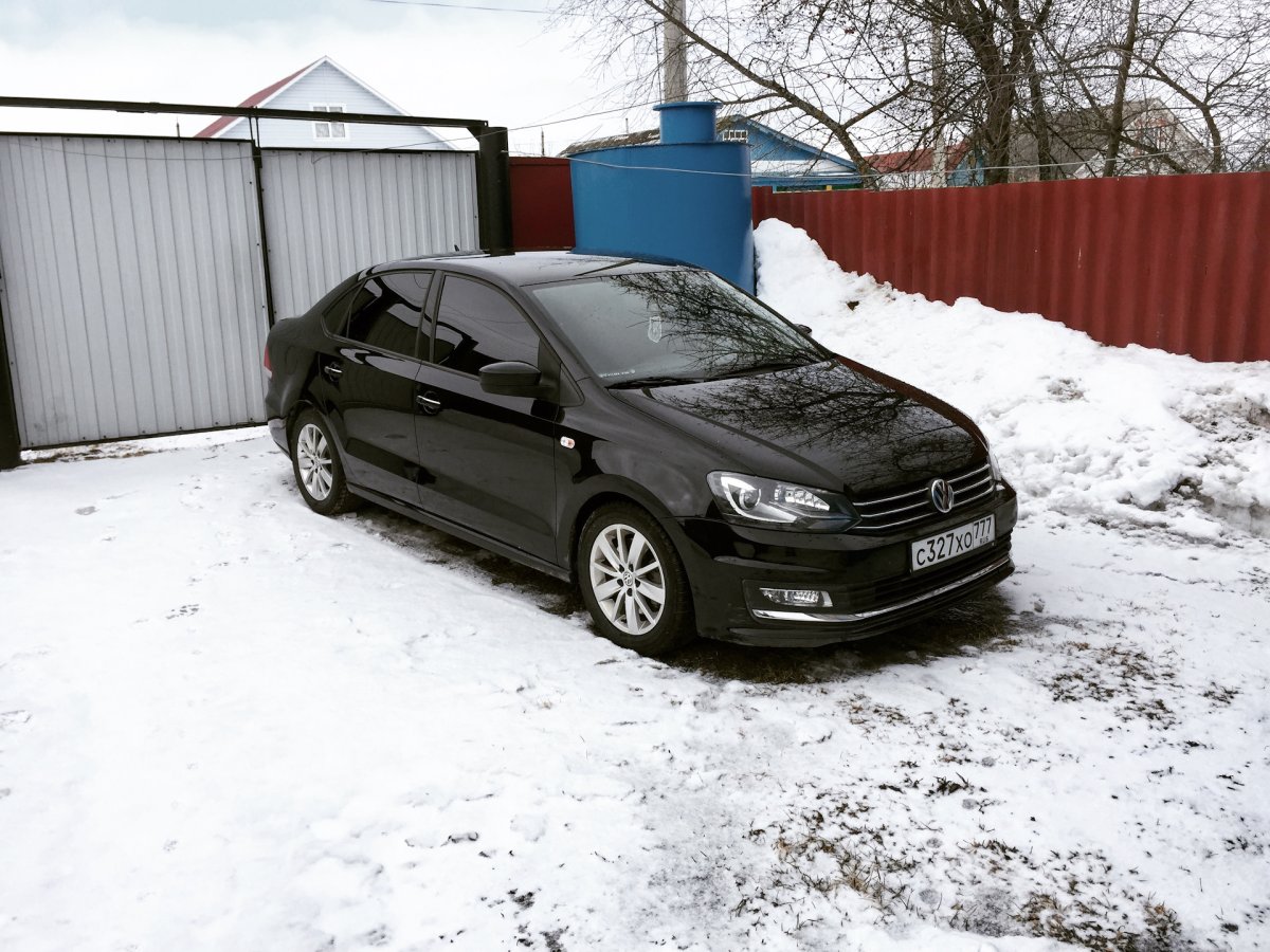 Volkswagen Polo черный тонированный