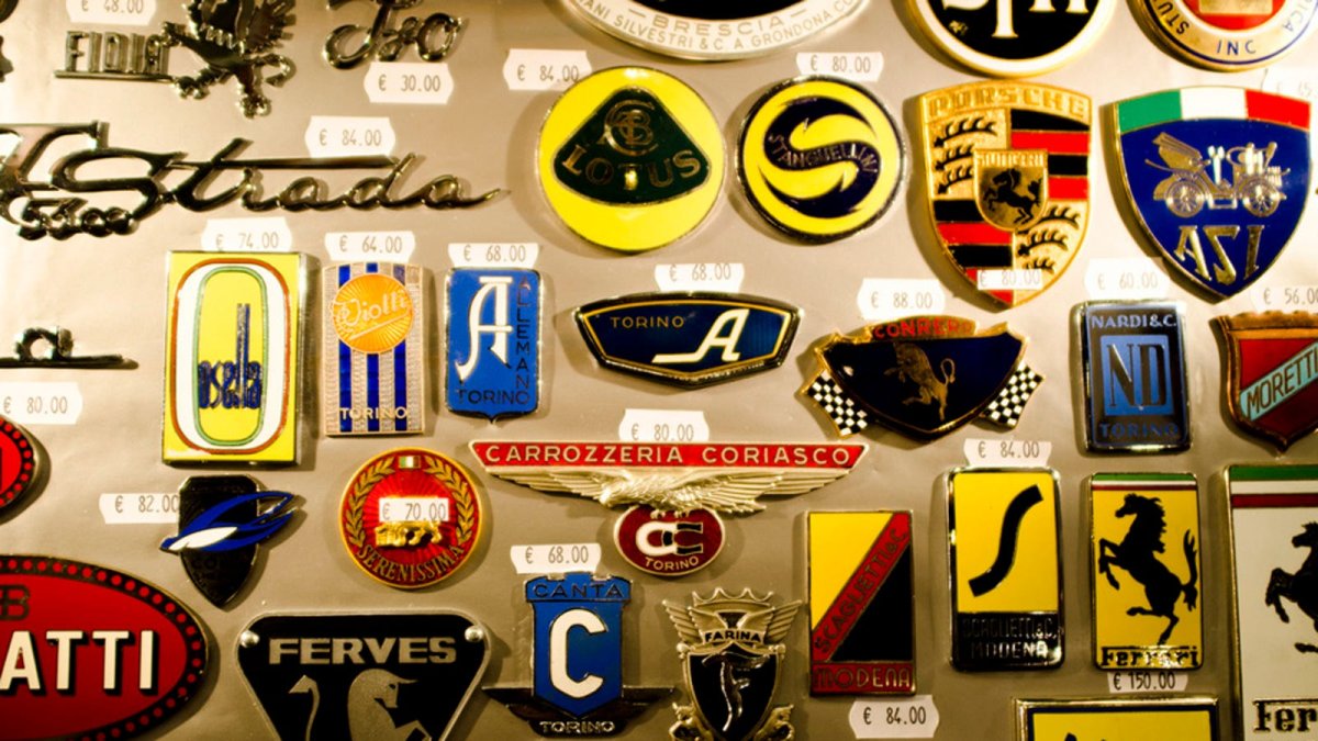 Машина с жёлтым значком