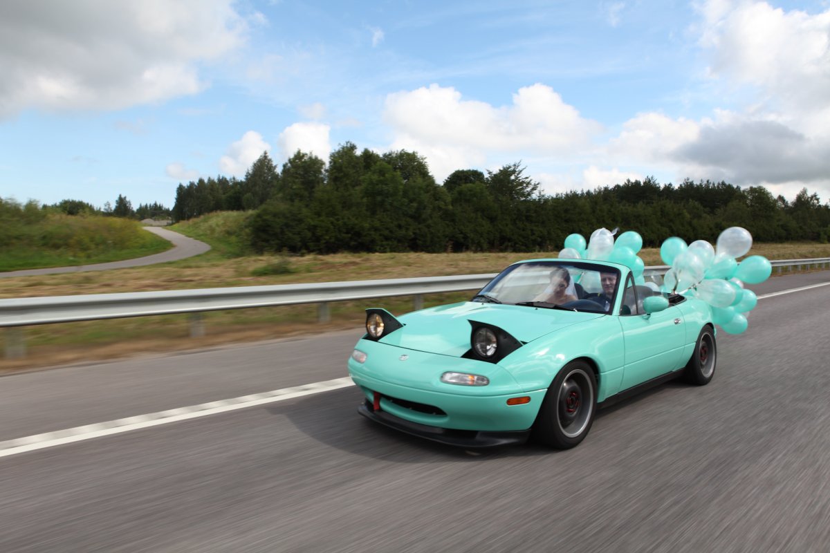 Машина мятного цвета