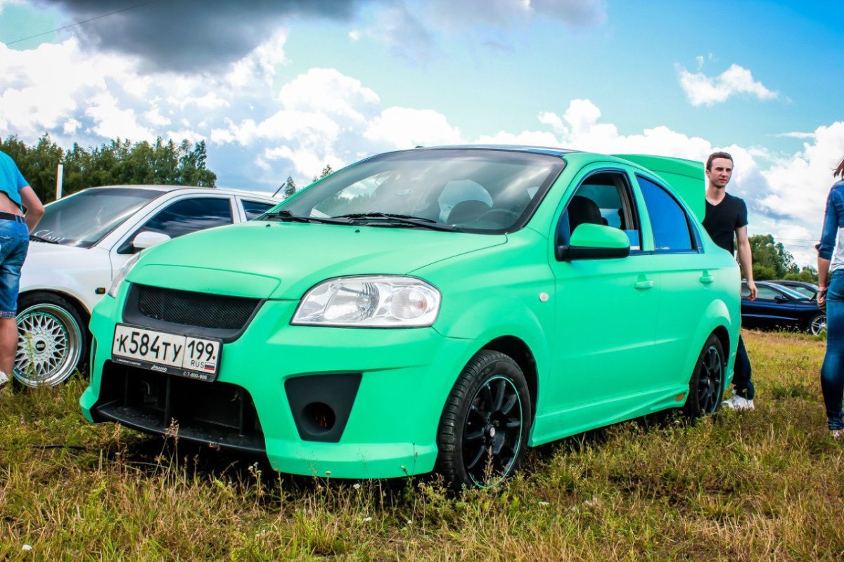 Шевроле Авео бирюзового цвета