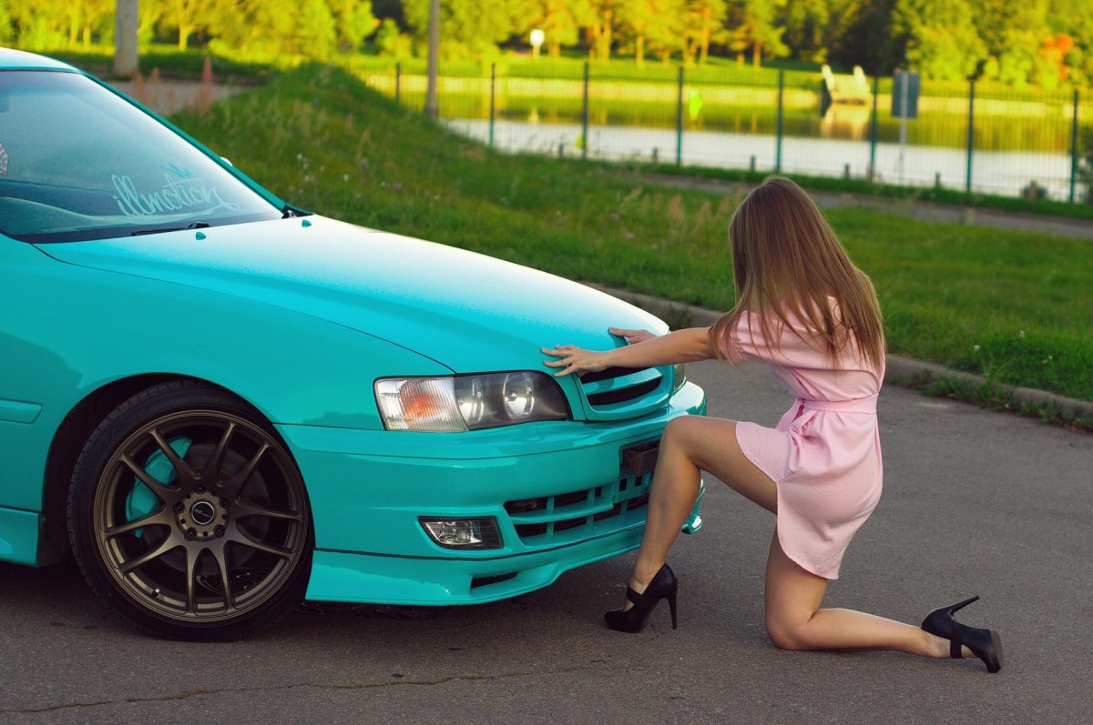 Девушка в мятной машине