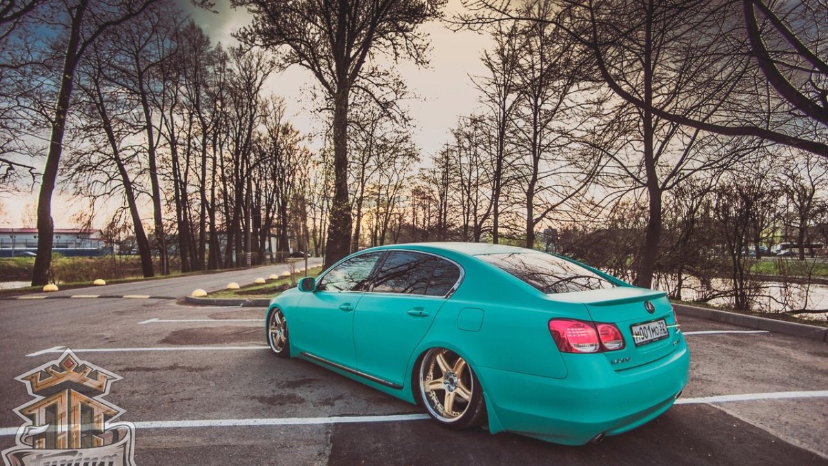 Машина мятного цвета