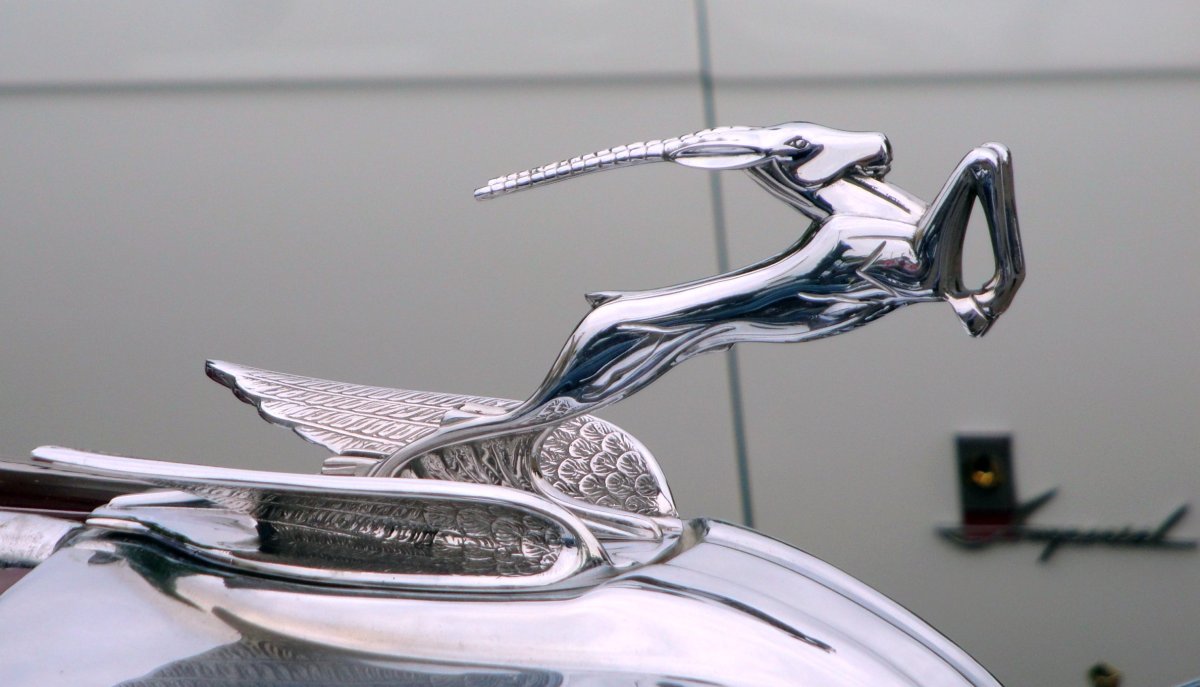 Chrysler с воронкой на капоте