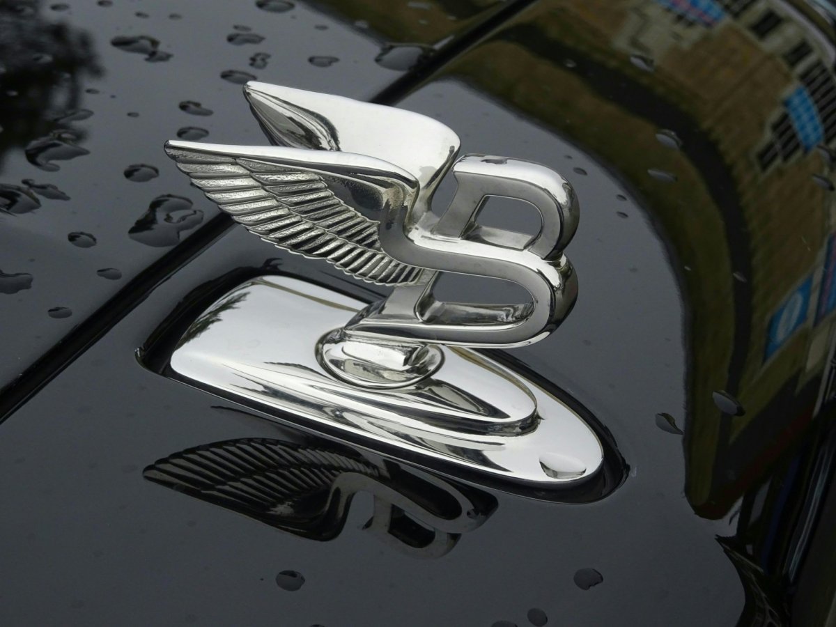 Бентли логотип на капоте