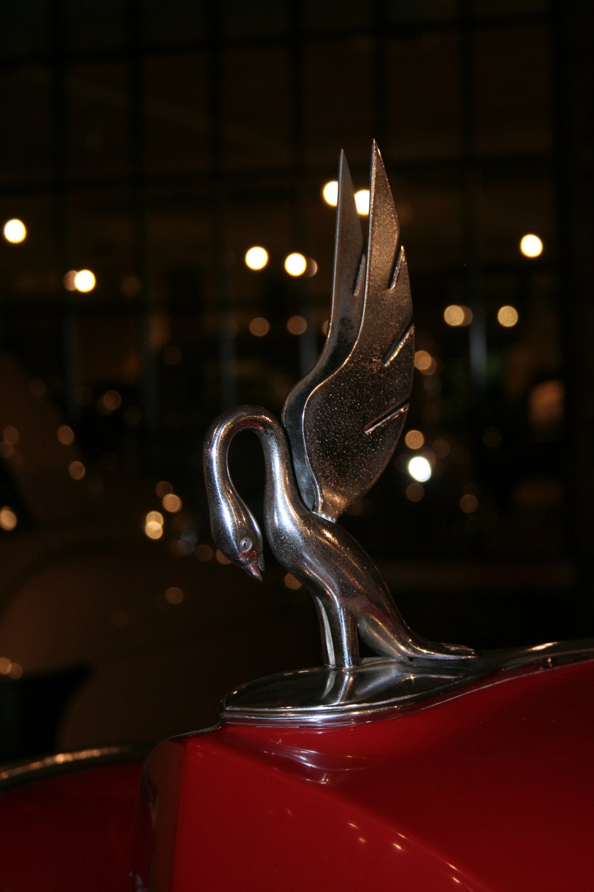 Фигурка лебедя на капоте