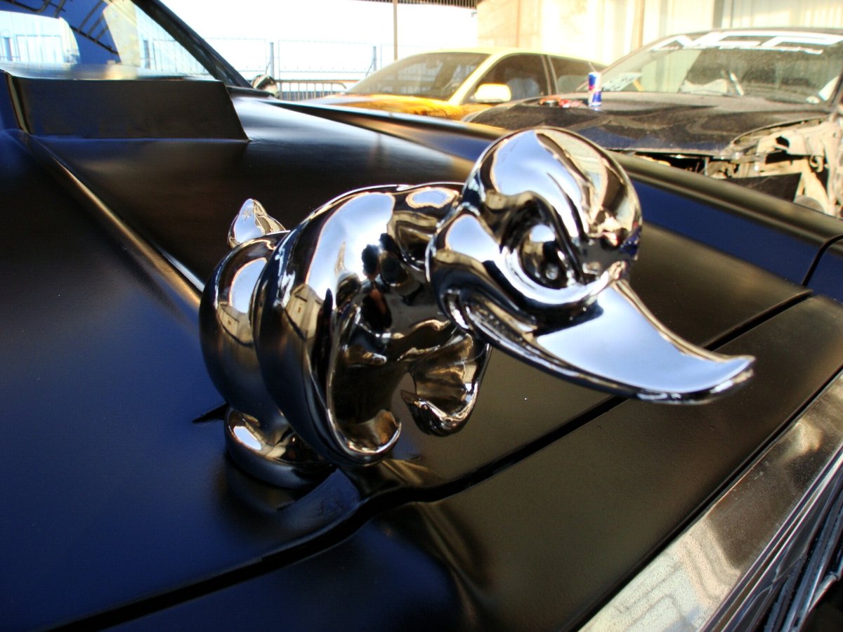 Машина с утенком на капоте