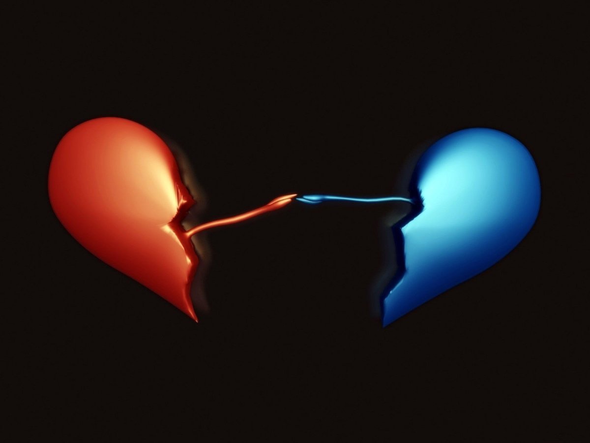 Пол сердца на черном фоне