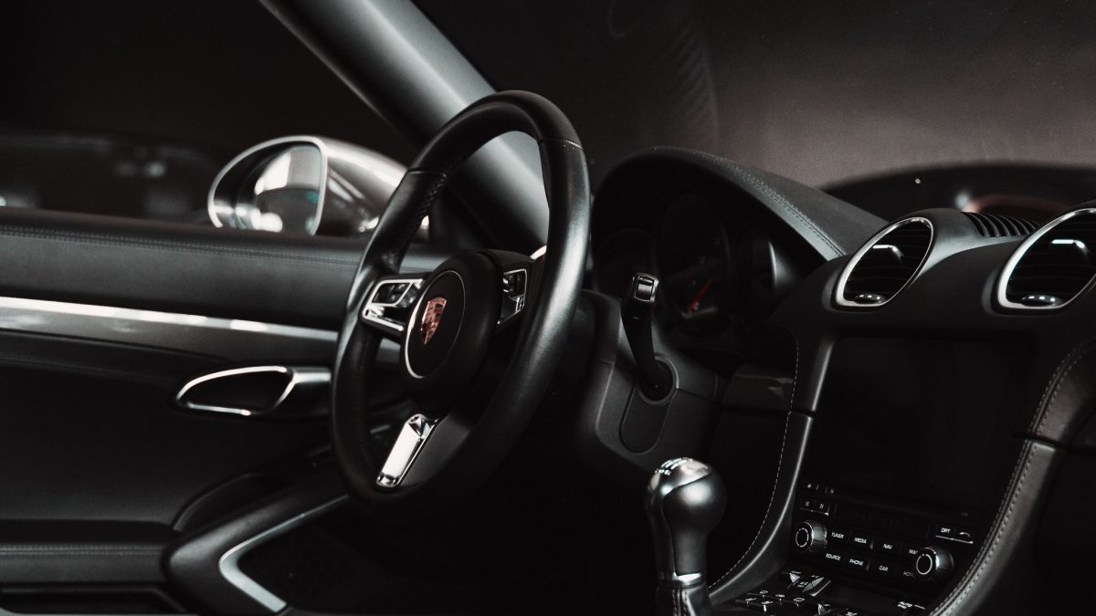 Руль Порше на черном фоне