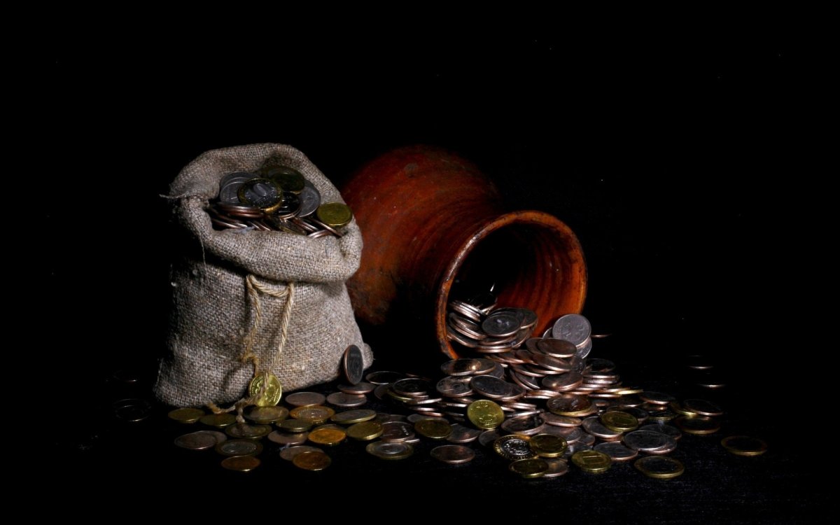 Монеты на темном фоне