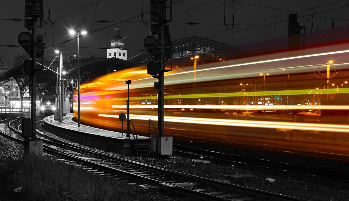 Несущийся поезд