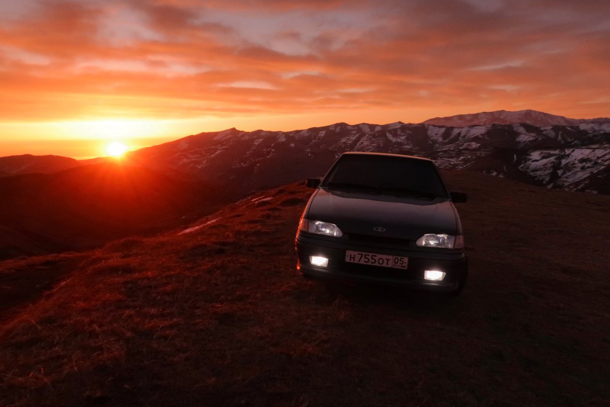 Четырка машина на закате