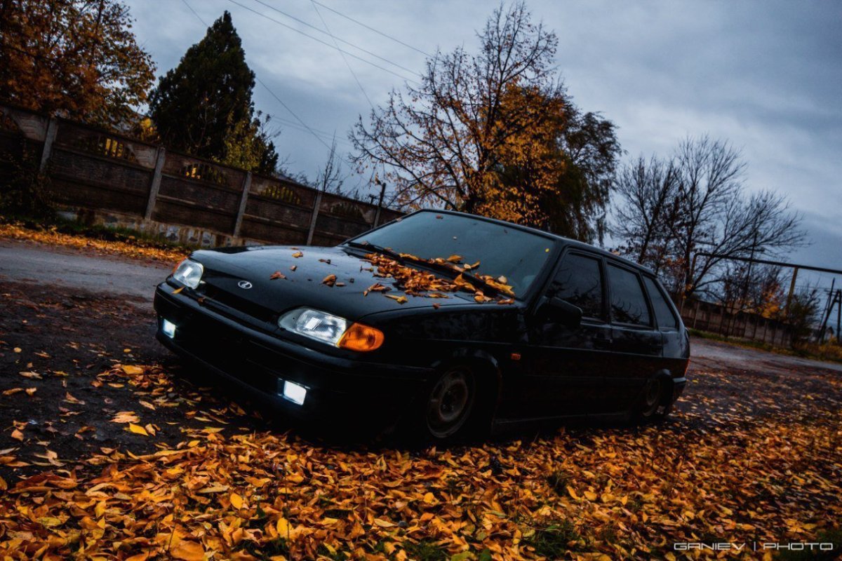 ВАЗ 2114 черная осень вечером