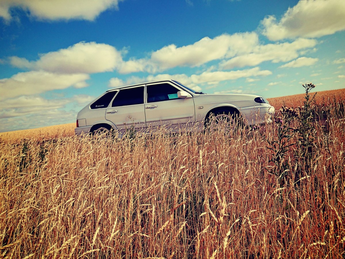 Белая машина на закате