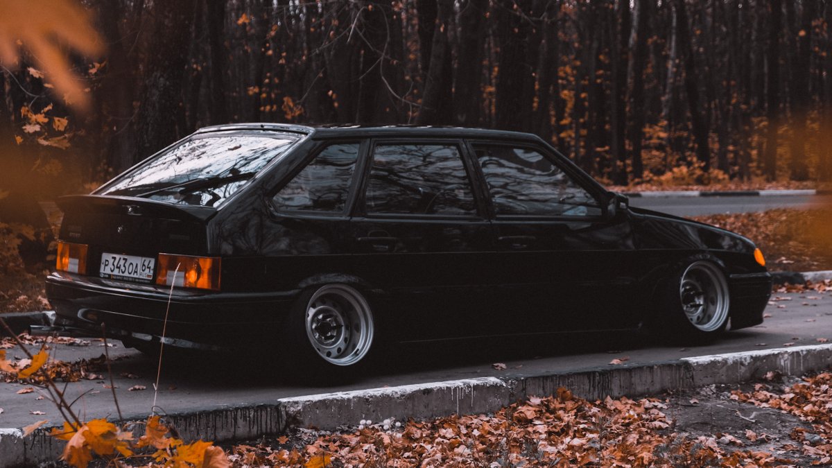 Лада 2114 чёрный осень