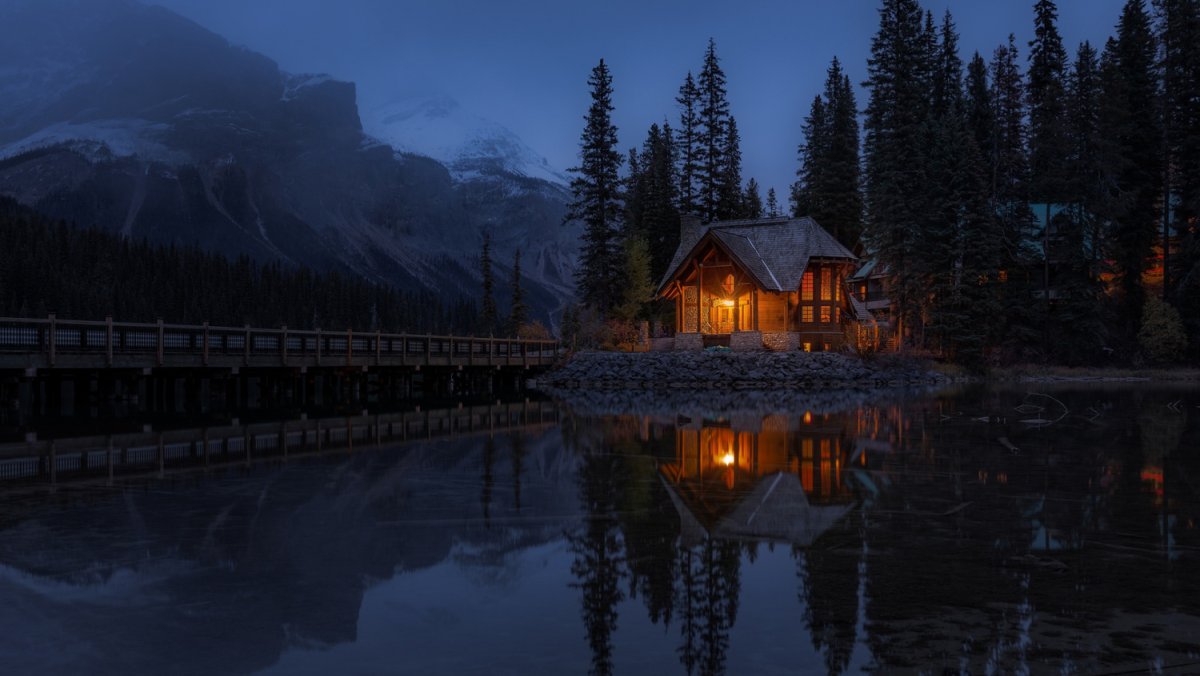 Хижина в лесу у озера