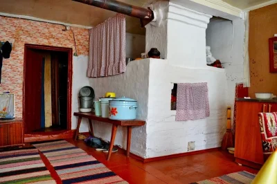 Деревенский дом с печкой