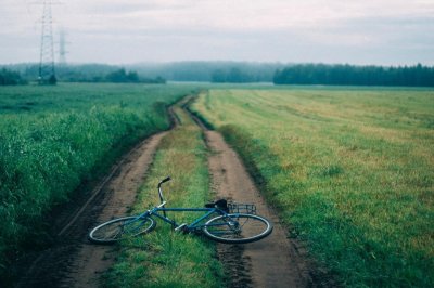 Велосипед в поле