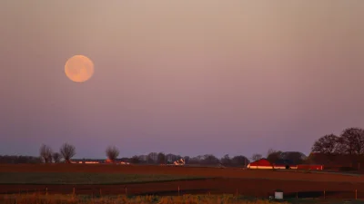 Луна на рассвете