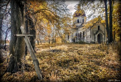 Осенний православный храм в Архангельской области