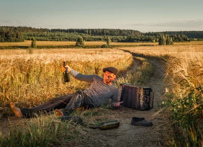 Деревенский гармонист Василий Белов
