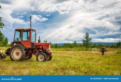 Трактор в поле