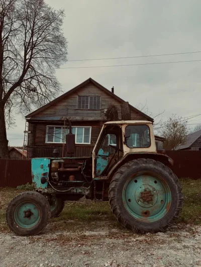 Трактор в деревне